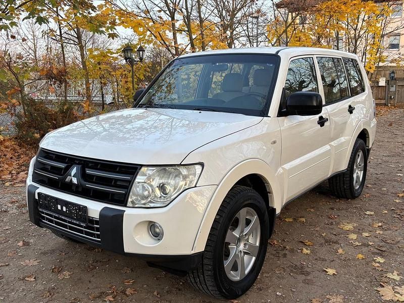 Weiß Gebraucht 2009 Mitsubishi Pajero SUV | 5.800 € (Fairer Preis) - Bild 1/4
