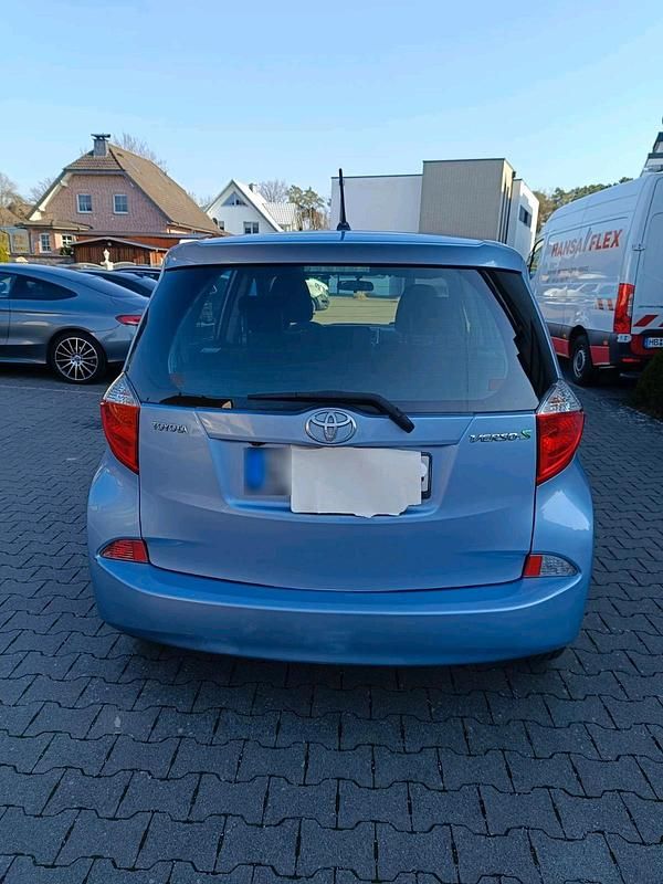 Gebraucht Toyota Verso-S 99 PS (72 kW) 2012 Blau Van / Kleinbus