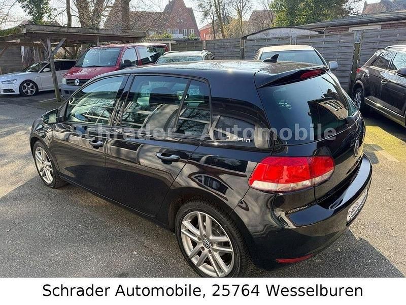 Gebraucht VW Golf VI Team 105 PS (77 kW) 2011 Schwarz Kleinwagen