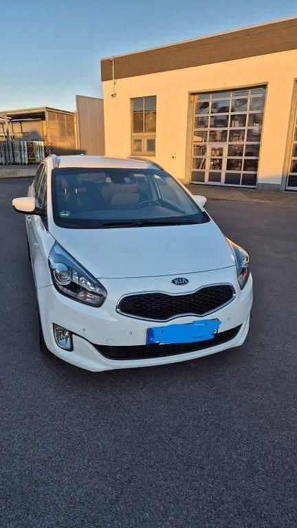 Weiß Gebraucht 2016 Kia Carens DREAM-TEAM Edition Van / Kleinbus | 9.400 € (Fairer Preis) - Bild 1/4