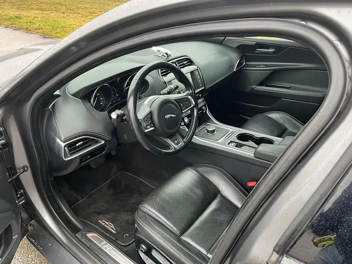 Gebraucht Jaguar XE 179 PS (131 kW) 2017 Grau Limousine
