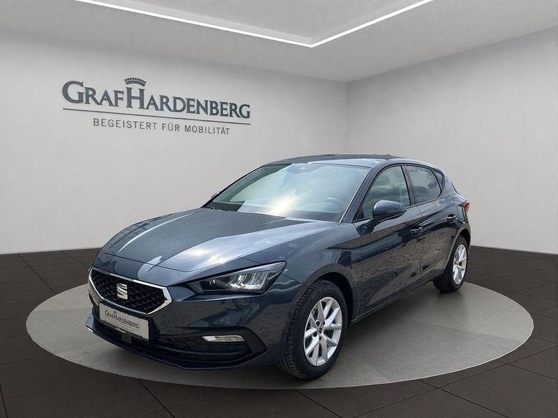 Grau Neu 2025 Seat Leon Limousine | 30.760 € (Fairer Preis) - Bild 1/4