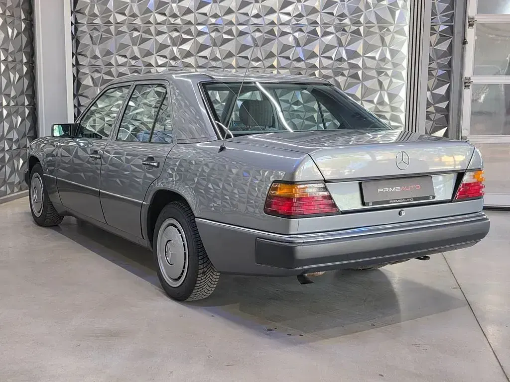 Gebraucht Mercedes E200 75 PS (55 kW) 1991 Grau Limousine