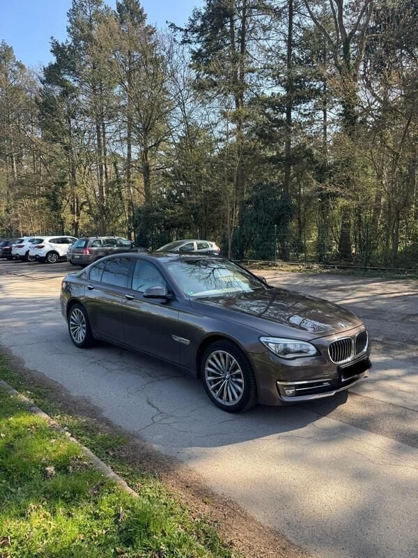 Braun Gebraucht 2012 BMW 730 Limousine | 16.900 € (Fairer Preis) - Bild 1/4