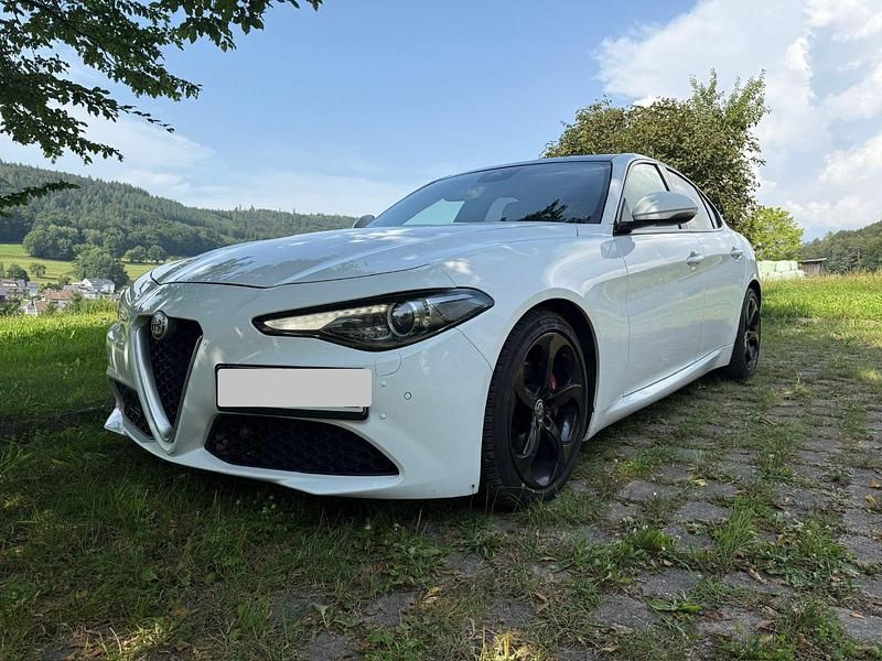 Weiß Gebraucht 2016 Alfa Romeo Giulia Limousine | 15.998 € (Etwas zu teuer) - Bild 1/4