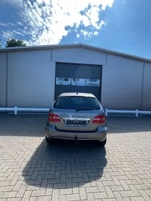 Gebraucht Mercedes B180 116 PS (85 kW) 2011 Schwarz Kleinwagen