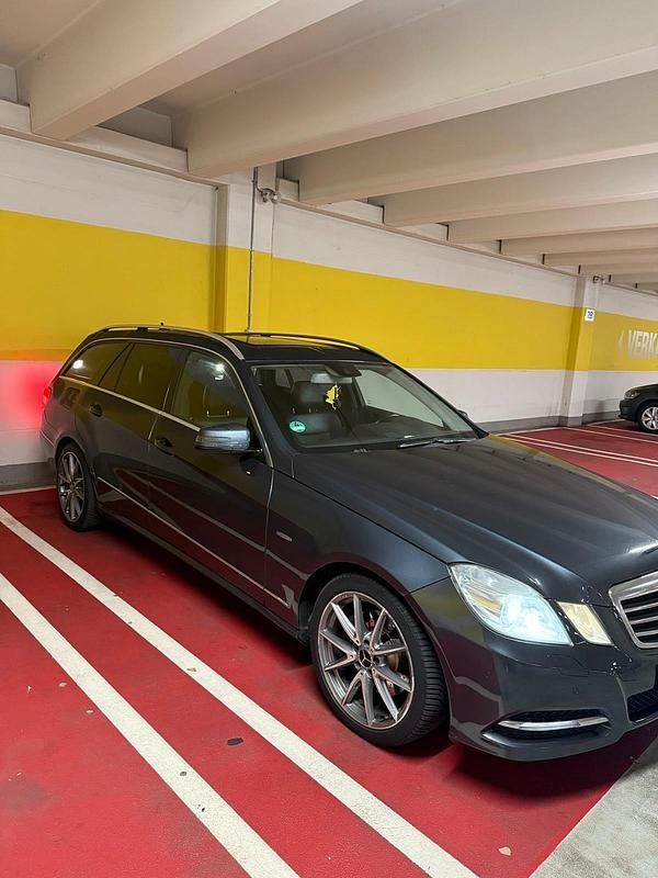Grau Gebraucht 2010 Mercedes E250 Kombi | 7.200 € (Fairer Preis) - Bild 1/4