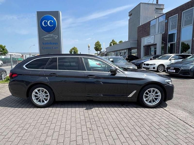 Sophistograu Gebraucht 2023 BMW 520 Sport Line Kombi | 36.700 € (Guter Preis) - Bild 1/3
