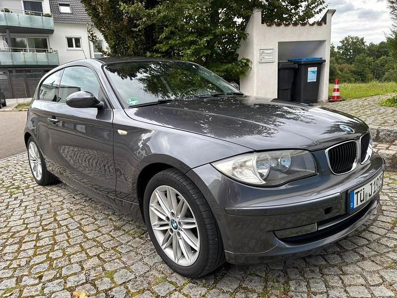 Grau Gebraucht 2008 BMW 118 Kleinwagen | 3.800 € (Fairer Preis) - Bild 1/4