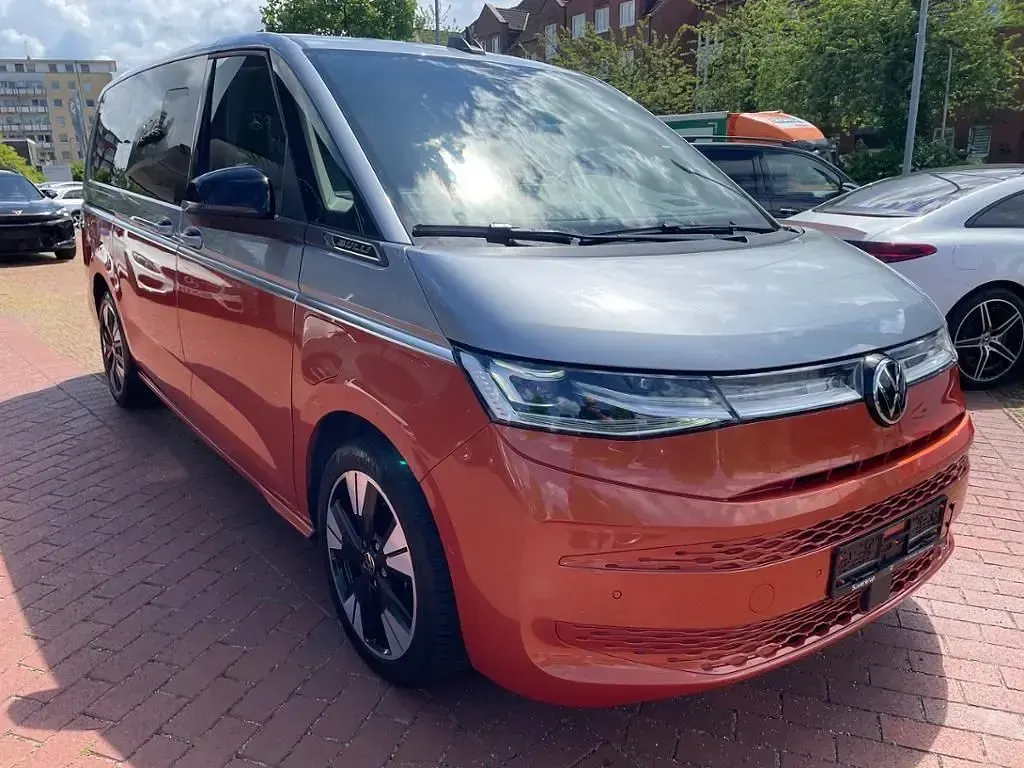 Gebraucht VW Multivan Style 150 PS (110 kW) 2023 Silber Van / Kleinbus