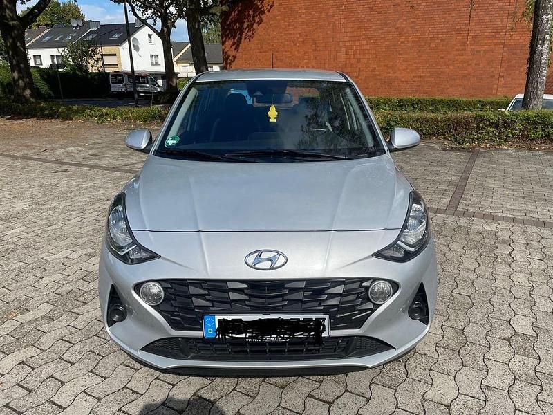 Silber Gebraucht 2023 Hyundai i10 Select Kleinwagen | 10.950 € (Guter Preis) - Bild 1/4