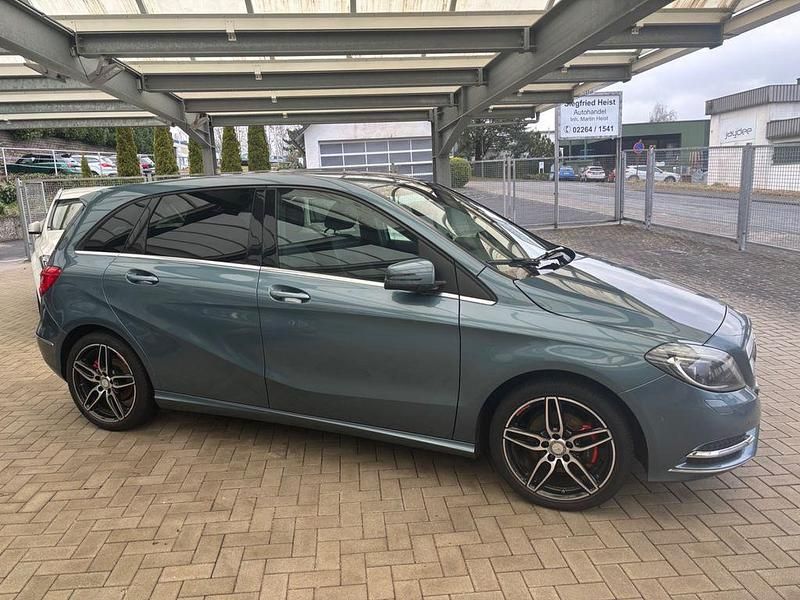 Gebraucht Mercedes B200 156 PS (114 kW) 2014 Blau Van / Kleinbus