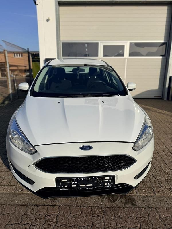 Gebraucht Ford Focus Ambiente 95 PS (69 kW) 2015 Weiß Kombi