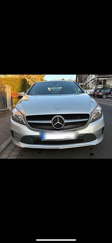 Silber Gebraucht 2017 Mercedes A200 Limousine | 14.299 € (Fairer Preis) - Bild 1/4