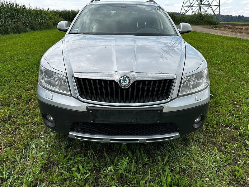 Silber Gebraucht 2010 Skoda Octavia Scout Kombi | 4.600 € (Fairer Preis) - Bild 1/4