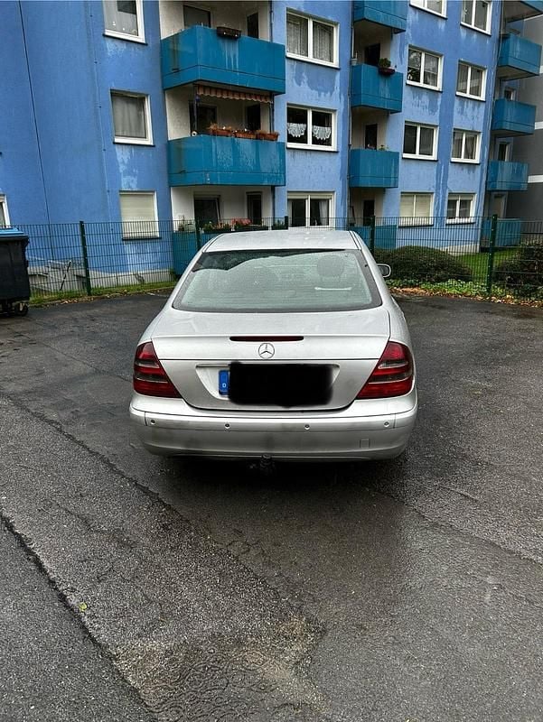 Gebraucht Mercedes E220 177 PS (130 kW) 2002 Silber Limousine