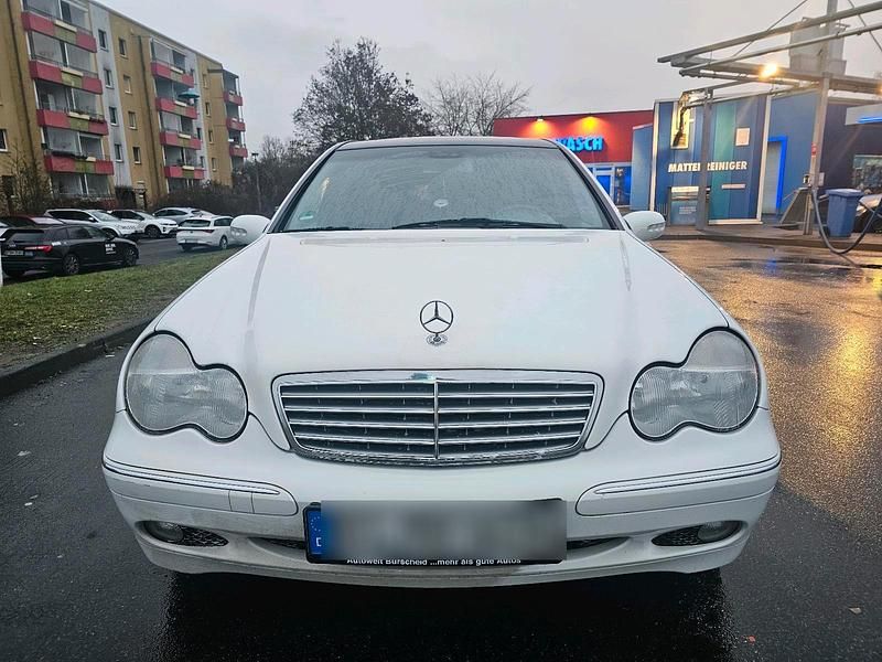 Weiß Gebraucht 2001 Mercedes E200 Limousine | 5.500 € (Etwas zu teuer) - Bild 1/4