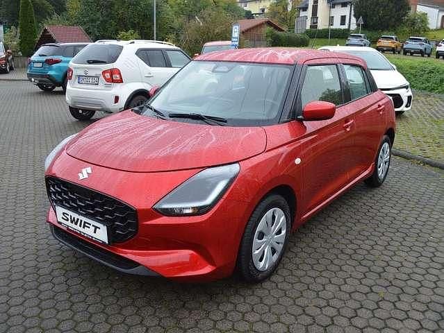 Burning red pearl Neu 2025 Suzuki Swift Club Kleinwagen | 21.390 € - Bild 1/4