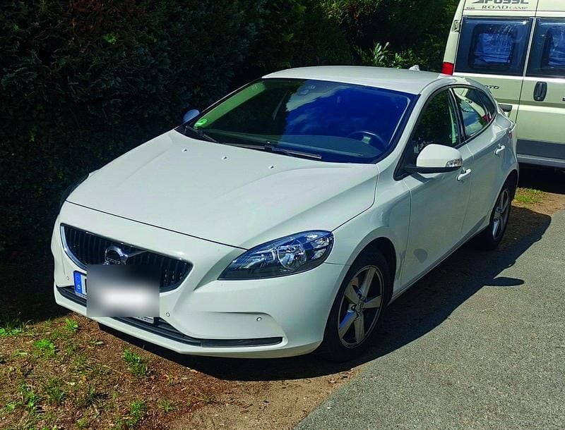 Weiß Gebraucht 2018 Volvo V40 Kombi | 9.000 € (Superpreis) - Bild 1/4