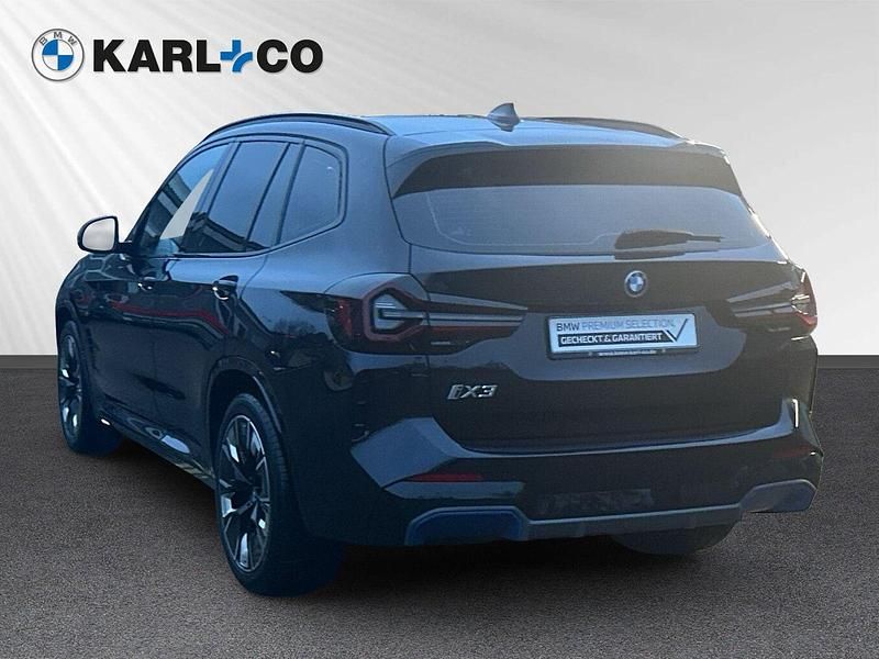 Gebraucht BMW iX3 Impressive 210 kW (286 PS) 2023 Carbonschwarz metallic SUV