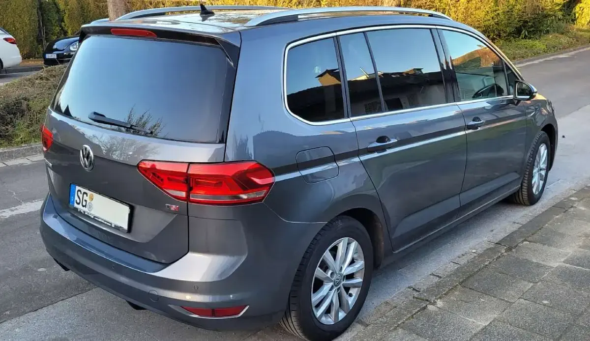 Gebraucht VW Touran Highline 150 PS (110 kW) 2016 Grau Van / Kleinbus