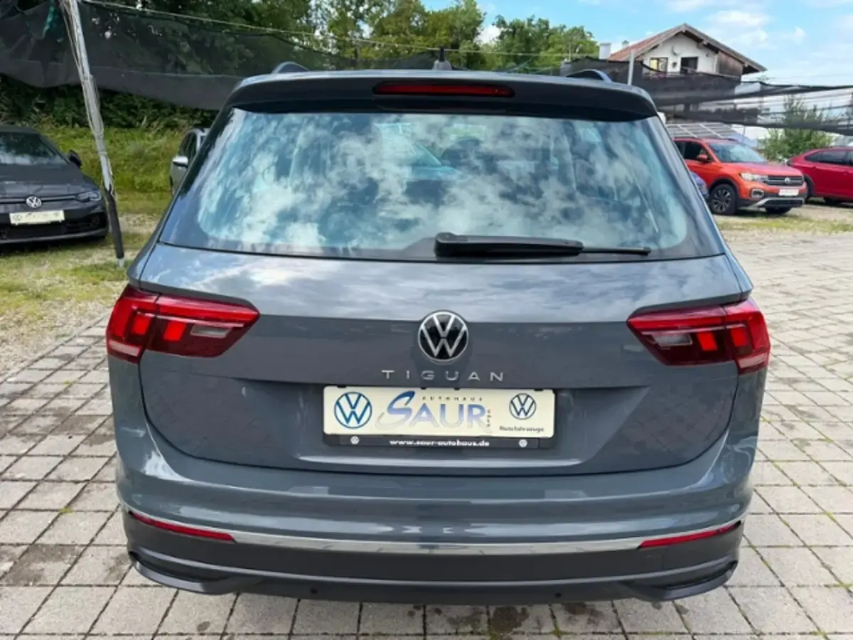 Gebraucht VW Tiguan Life 150 PS (110 kW) 2022 Delfingrau metallic (metallic) SUV