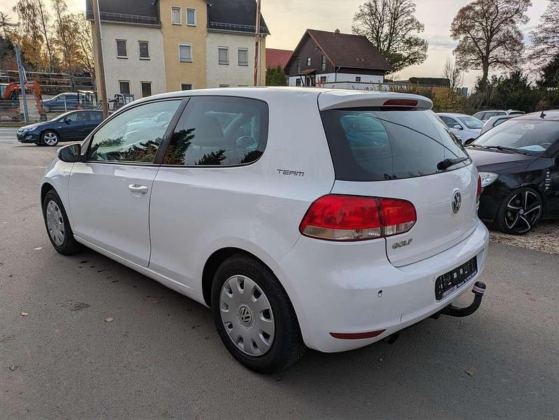 Gebraucht VW Golf VI Team 105 PS (77 kW) 2010 Weiß Kleinwagen