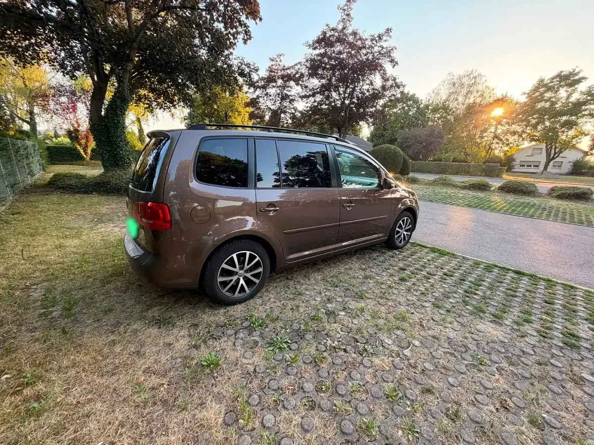 Gebraucht VW Touran 116 PS (85 kW) 2013 Braun Van / Kleinbus