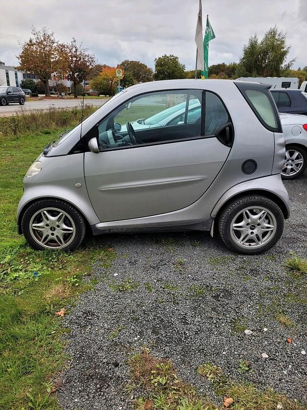 Grau Gebraucht 2001 Smart ForTwo Coupé Kleinwagen | 900 € (Guter Preis) - Bild 1/4