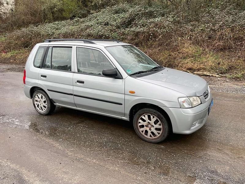 Usado Mazda Demio 63 HP (46 kW) 2000 Prateado Citadino