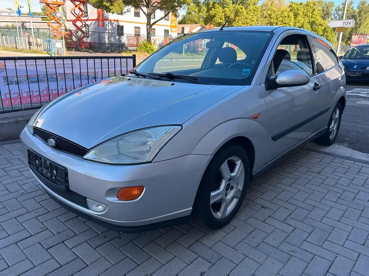 Gebraucht Ford Focus 131 PS (96 kW) 2001 Silber Limousine