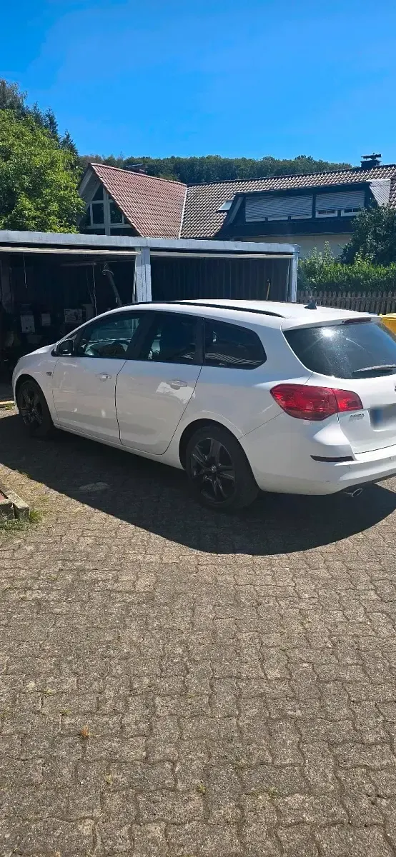 Gebraucht Opel Astra 140 PS (102 kW) 2011 Weiß Kombi