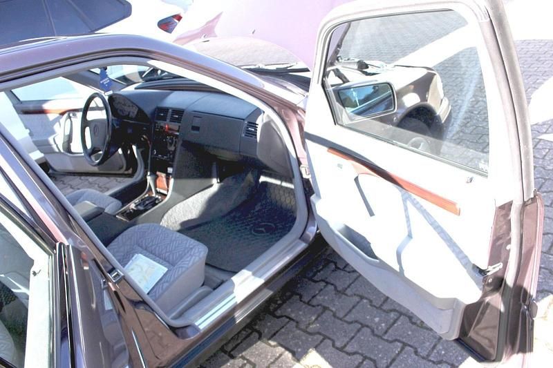 Gebraucht Mercedes C180 122 PS (89 kW) 1994 Andere farben Limousine