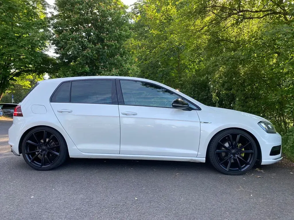 Używany VW Golf VII Highline 140 KM (102 kW) 2013 Biały Sedan/Limuzyna