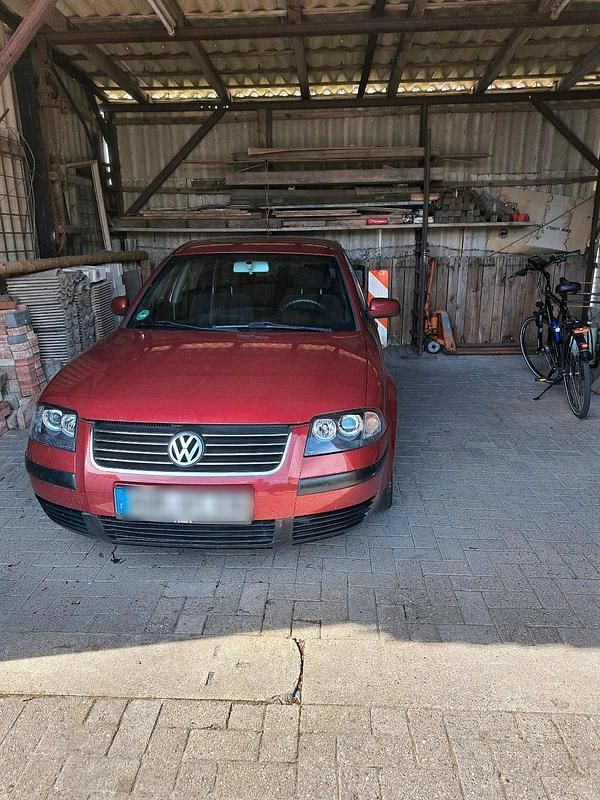 Rot Gebraucht 2001 VW Passat Limousine | 900 € (Guter Preis) - Bild 1/4