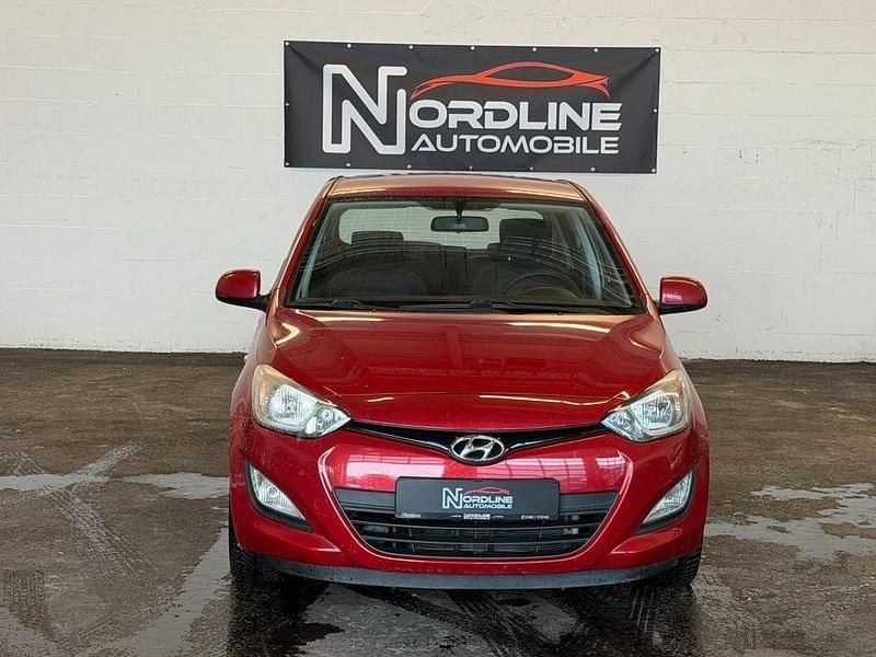 Gebraucht Hyundai i20 86 PS (63 kW) 2015 Rot Limousine