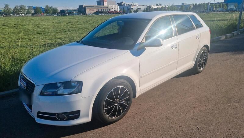 Weiß Gebraucht 2010 Audi A3 Sportback Attraction Kombi | 6.200 € (Guter Preis) - Bild 1/4