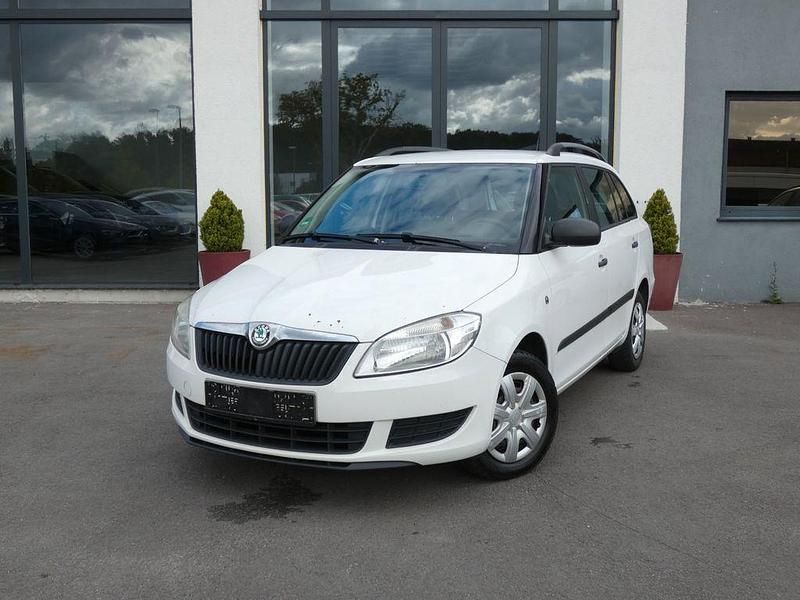 Weiß Gebraucht 2011 Skoda Fabia Special Kombi | 2.750 € (Etwas zu teuer) - Bild 1/4