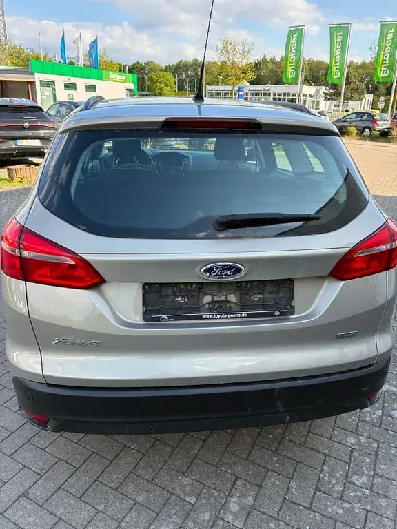 Gebraucht Ford Focus Trend 101 PS (74 kW) 2015 Silber Limousine