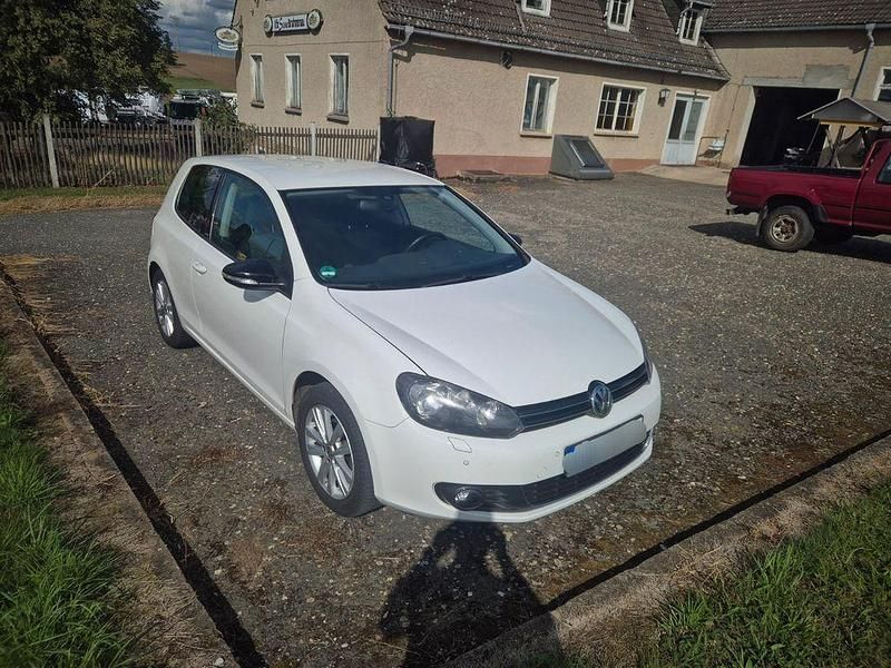 Weiß Gebraucht 2011 VW Golf VI Style Limousine | 7.799 € (Etwas zu teuer) - Bild 1/4