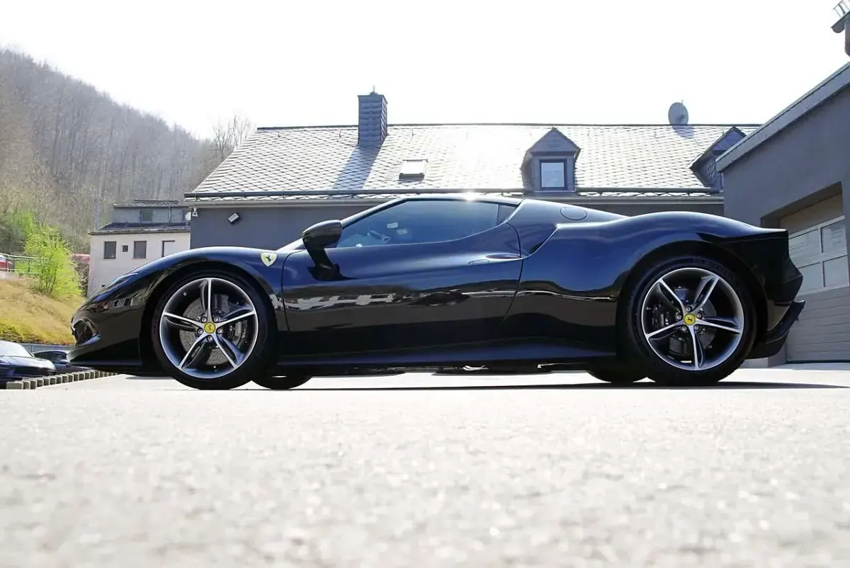 Second-hand Ferrari 296 829 CP (609 kW) 2024 Negru Coupe
