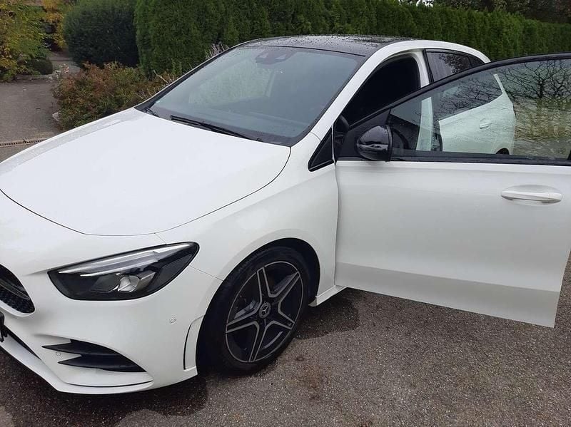 Weiß Gebraucht 2019 Mercedes B200 AMG line Van / Kleinbus | 27.898 € (Teuer) - Bild 1/4