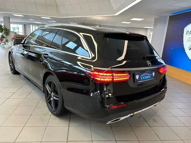 Używany Mercedes E400 330 KM (242 kW) 2022 Czarny Kombi
