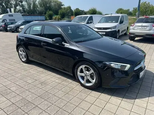 Gebraucht Mercedes A180 116 PS (85 kW) 2020 Kosmosschwarz  metalliclack Kleinwagen