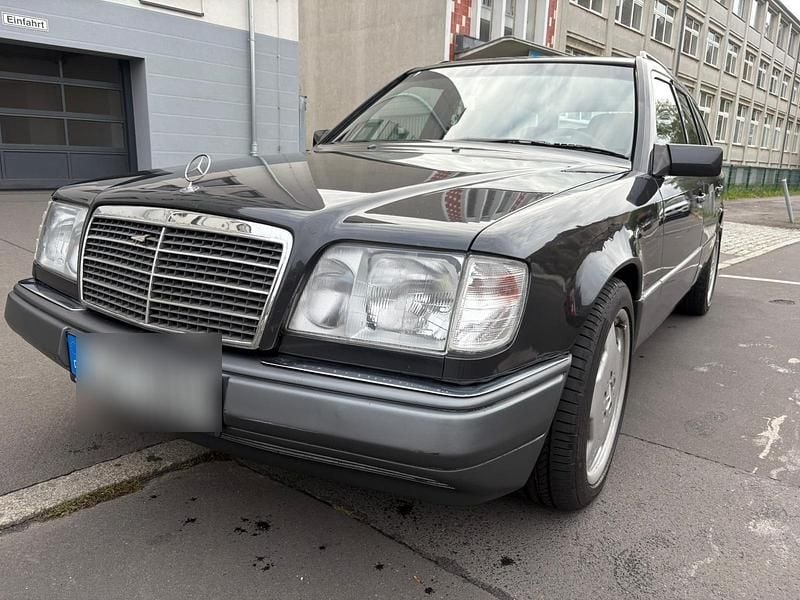 Schwarz Gebraucht 1994 Mercedes E280 Kombi | 12.500 € - Bild 1/4