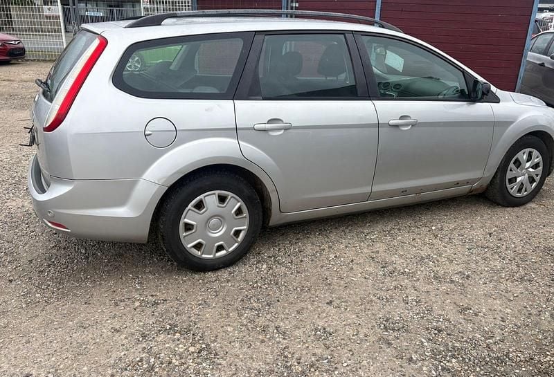 Gebraucht Ford Focus 102 PS (75 kW) 2010 Grau Kombi