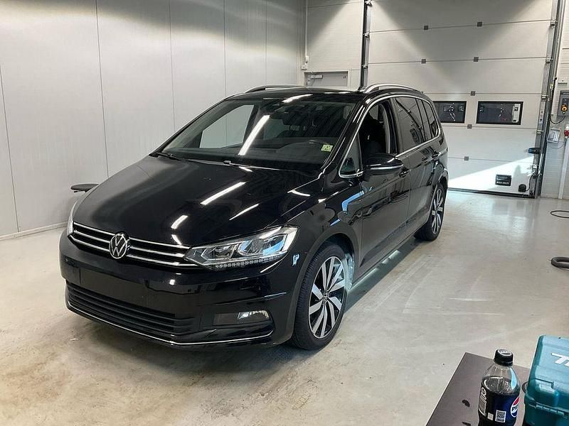 Deep black perleffekt Gebraucht 2023 VW Touran Highline Van / Kleinbus | 32.885 € (Etwas zu teuer) - Bild 1/4