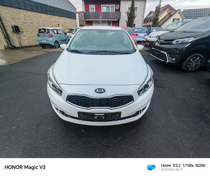 Gebraucht Kia Ceed DREAM-TEAM Edition 128 PS (94 kW) 2015 Weiß Kleinwagen