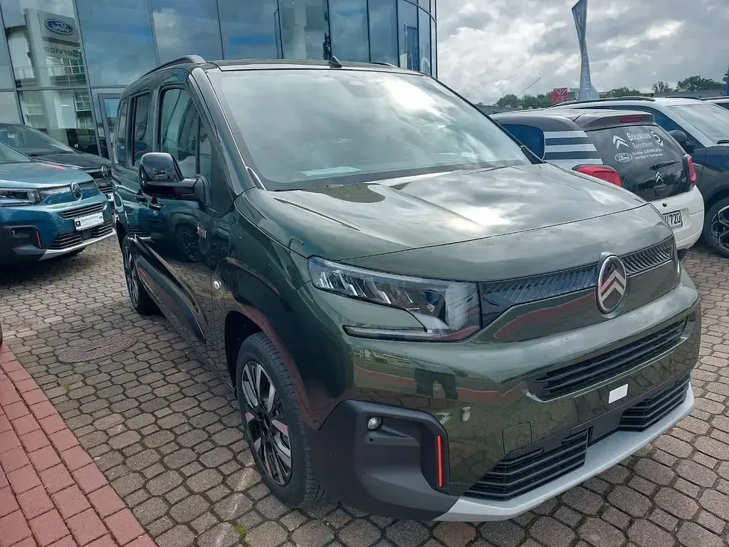 Neu Citroën Berlingo 131 PS (96 kW) 2026 Grün Van / Kleinbus