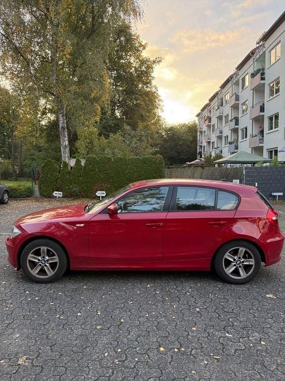 Rot Gebraucht 2010 BMW 116 Lifestyle Kleinwagen | 3.500 € (Fairer Preis) - Bild 1/4